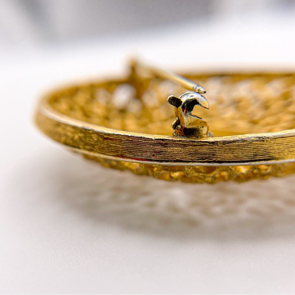 Vintage Crown Trifari Gold Tone Open Circle Filigree Textured Pin/Brooch - Picture 5 of 6